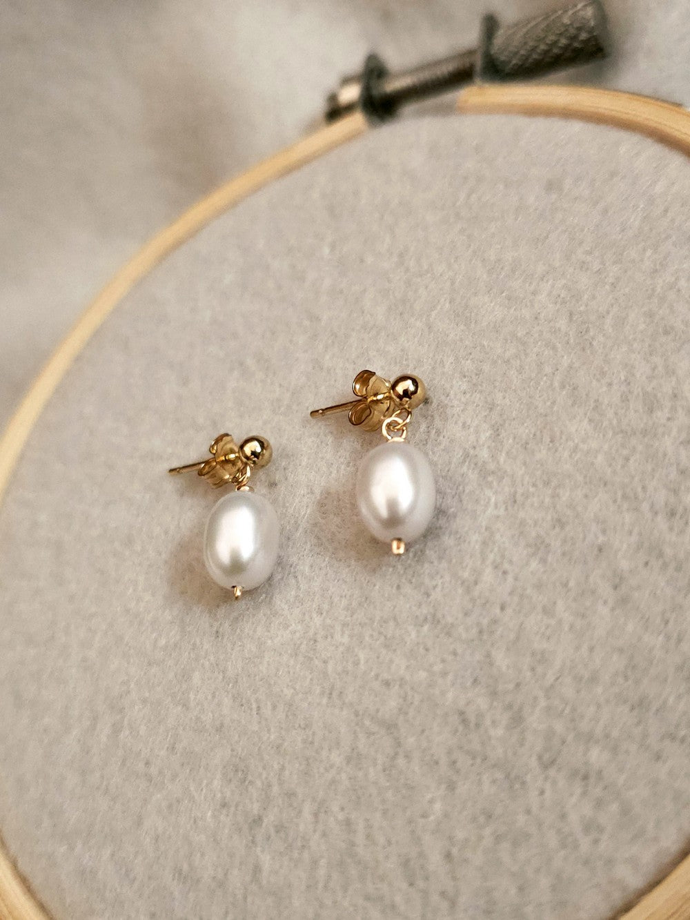 Clous d’oreilles perles d’eau douce olive – Gold Filled