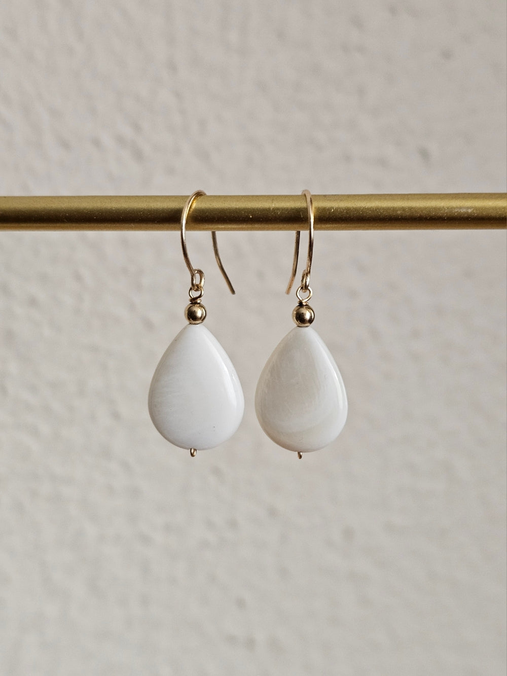 Boucles d'oreilles gouttes de nacre Emmanuella