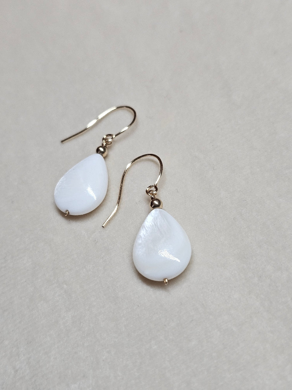 Boucles d'oreilles gouttes de nacre Emmanuella