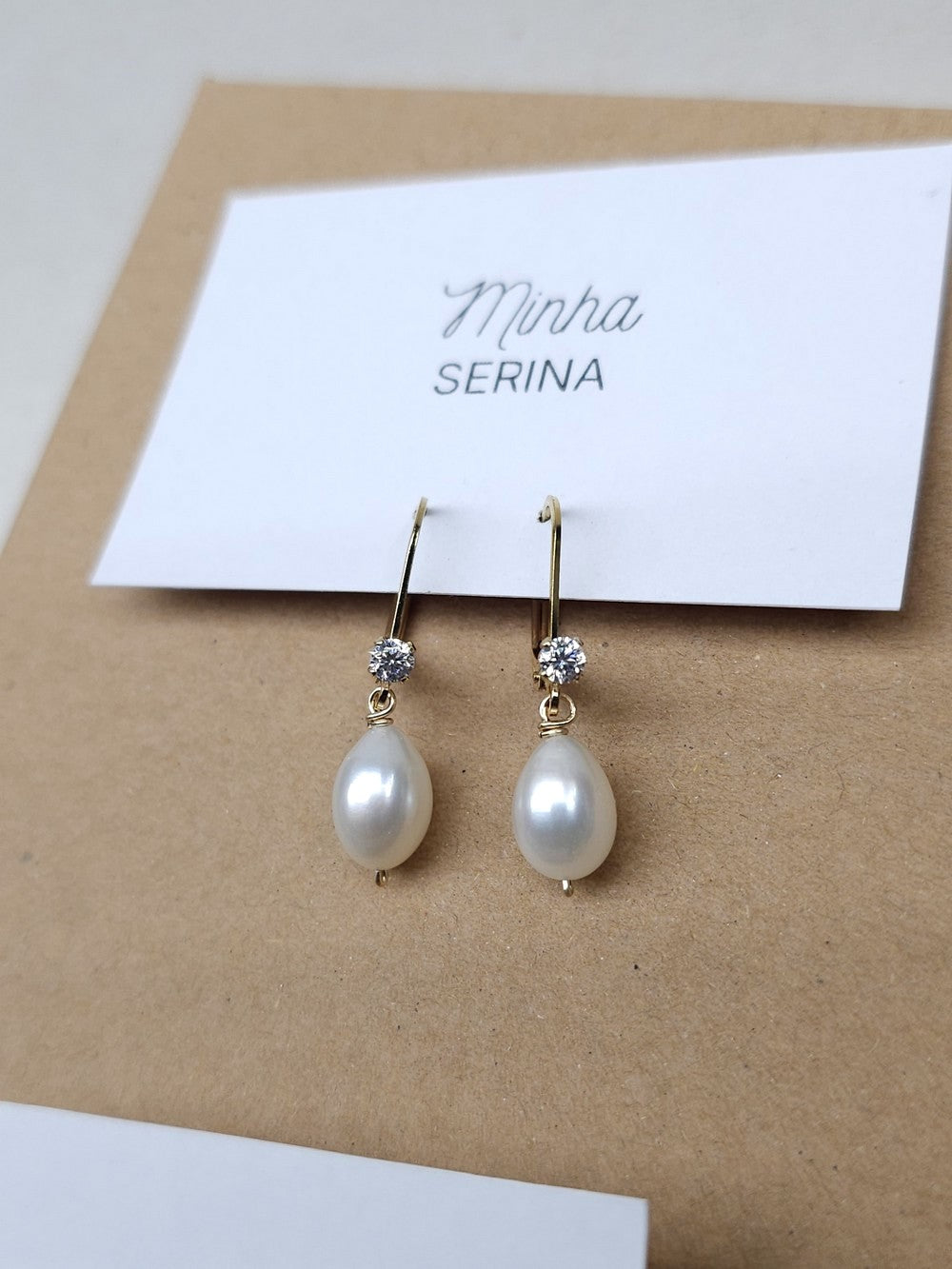 Boucles d’oreilles dormeuses Lia – perles de culture & zirconium en or laminé