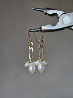 Boucles d’oreilles mailles figaro et perles de culture Paola