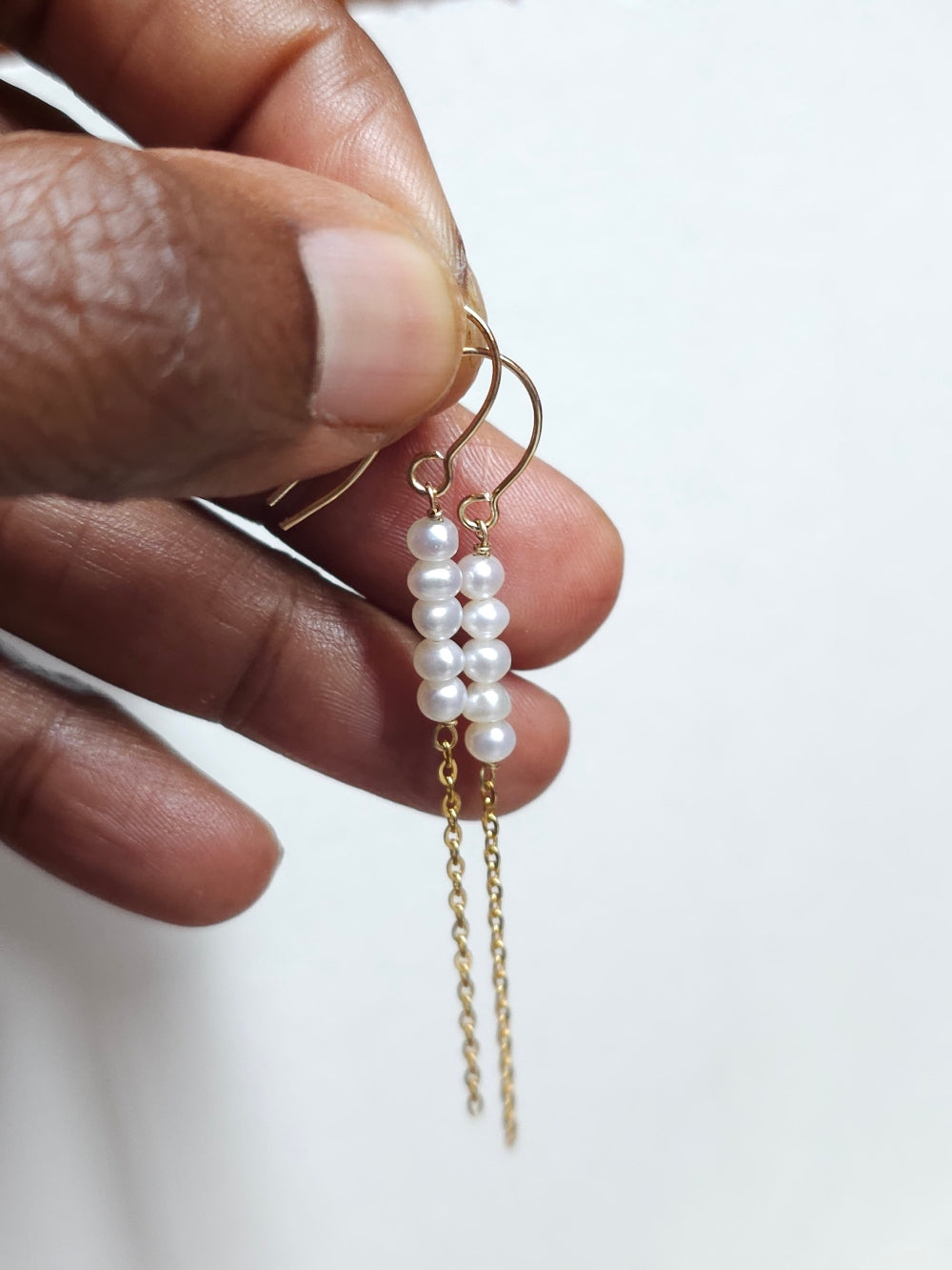 Naya, boules d'oreilles or laminé pendantes