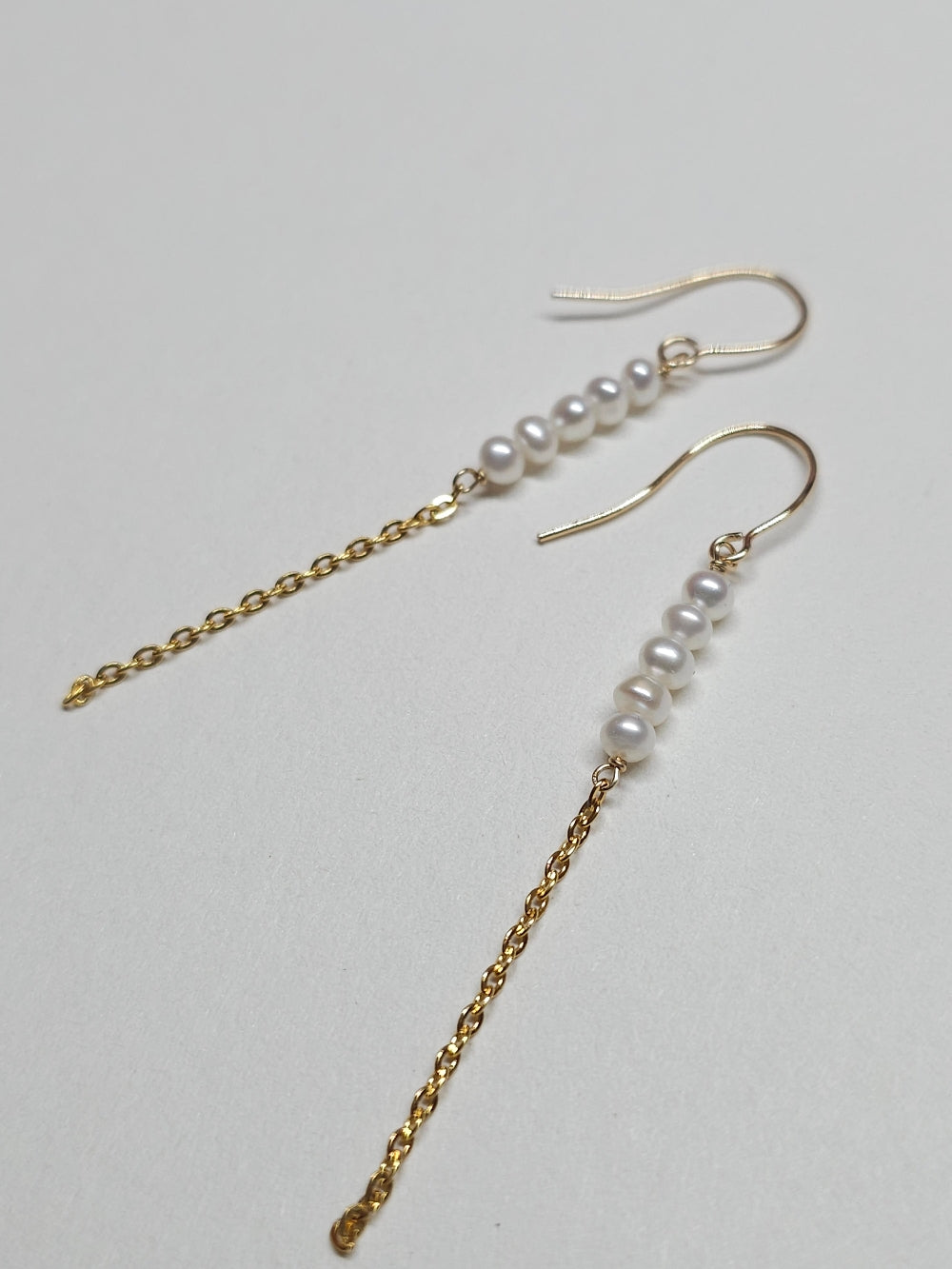Naya, boules d'oreilles or laminé pendantes