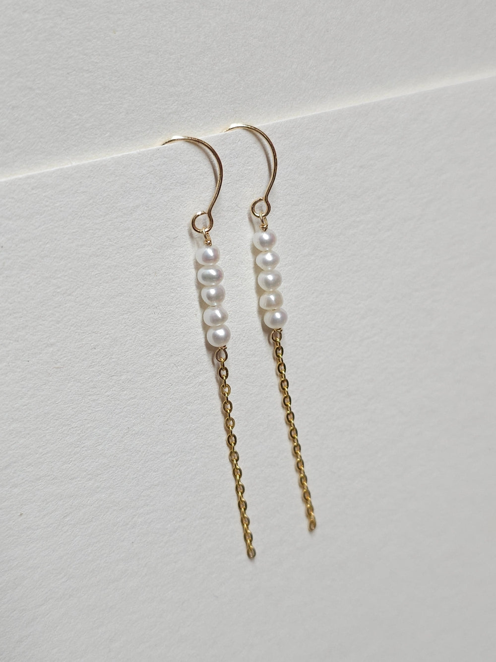 Naya, boules d'oreilles or laminé pendantes