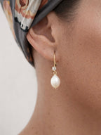 Boucles d’oreilles dormeuses Lia – perles de culture & zirconium en or laminé