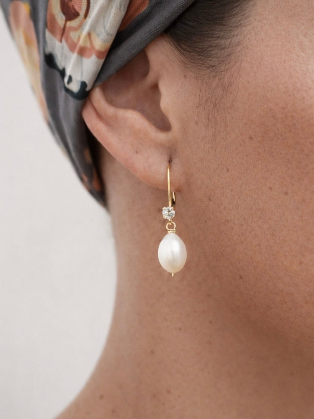 Boucles d’oreilles dormeuses Lia – perles de culture & zirconium en or laminé