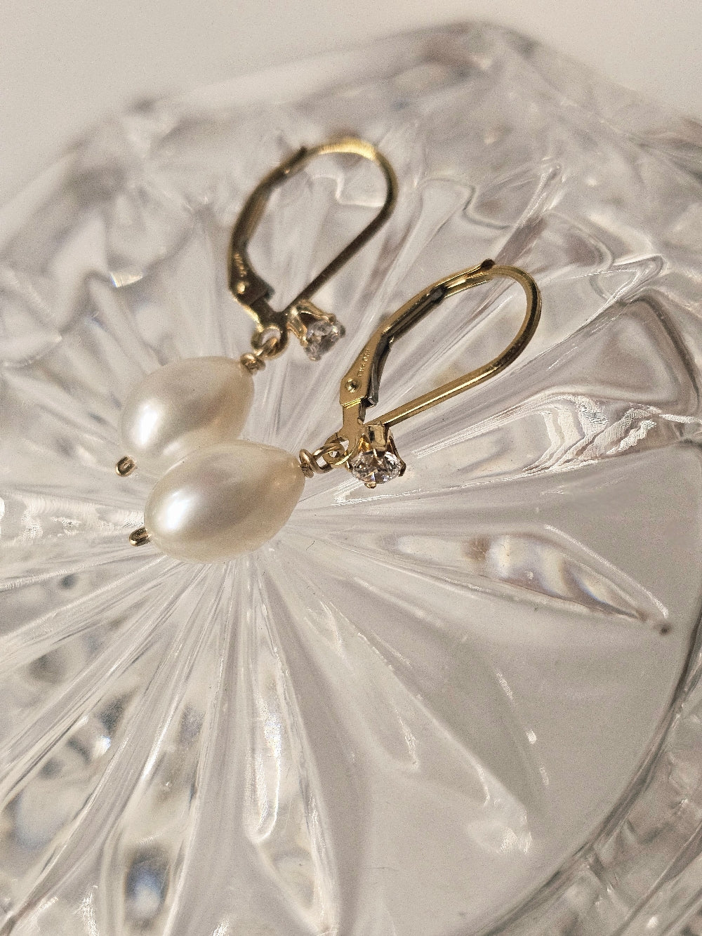Boucles d’oreilles dormeuses Lia – perles de culture & zirconium en or laminé