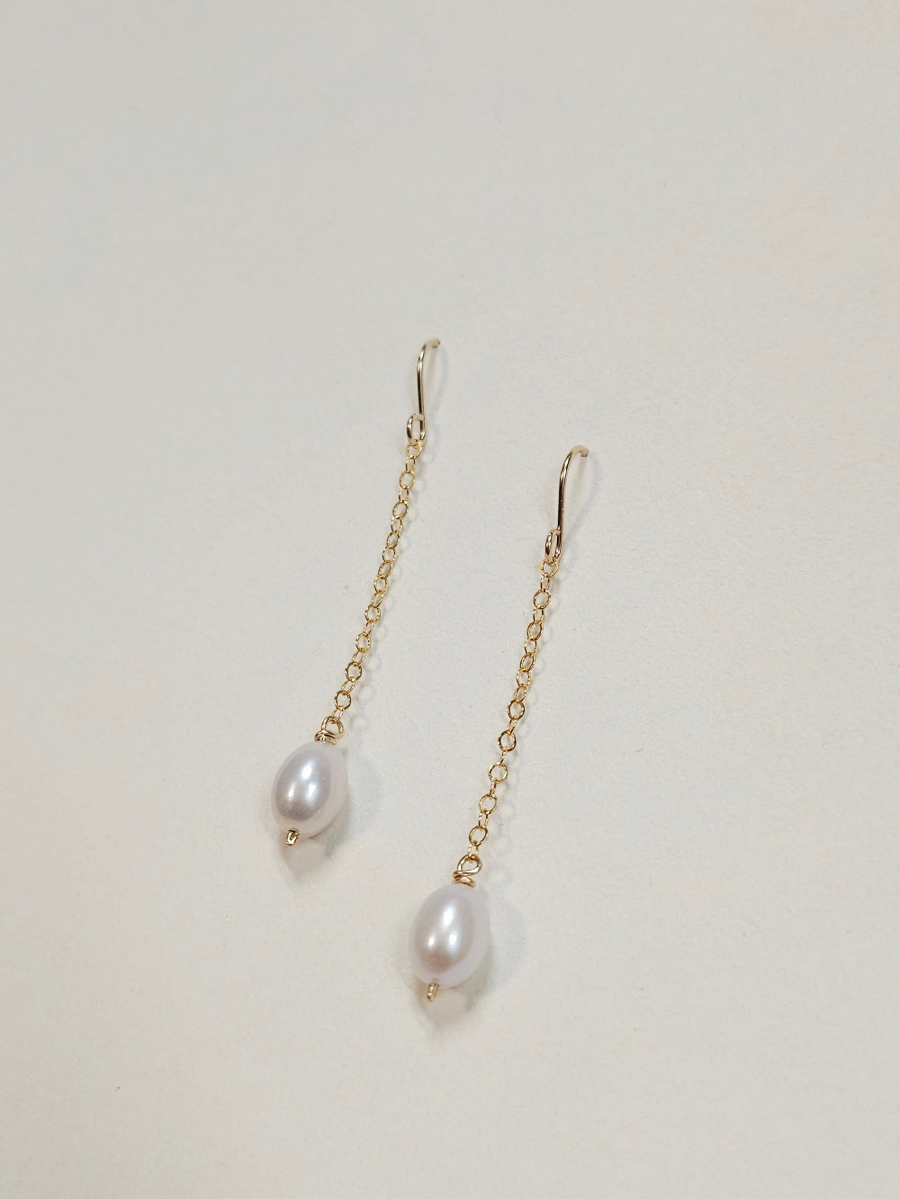 Boucles d’oreilles pendantes en perles de culture olive – Or laminé gold filled Asmin
