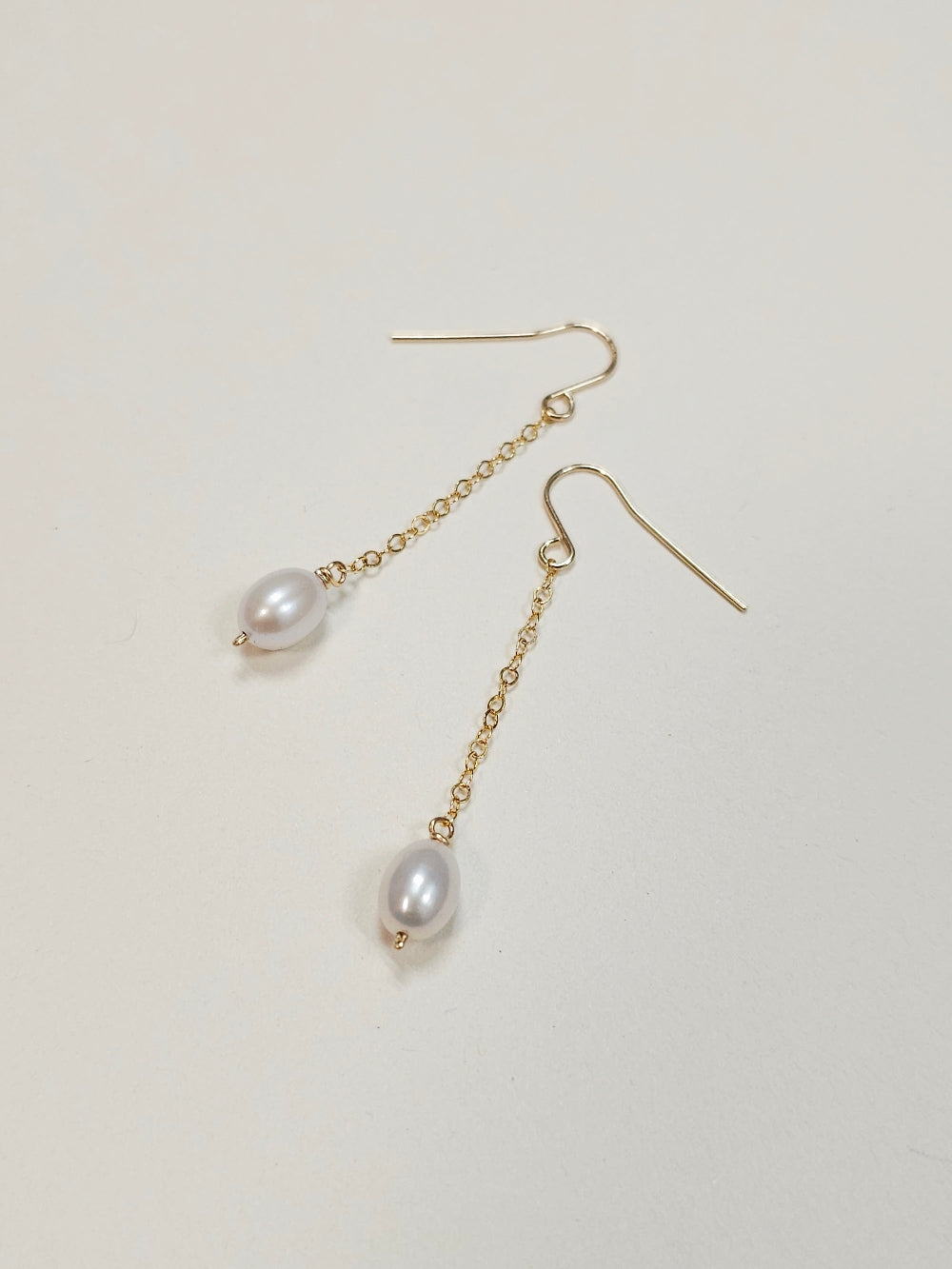 Boucles d’oreilles pendantes en perles de culture olive – Or laminé gold filled Asmin