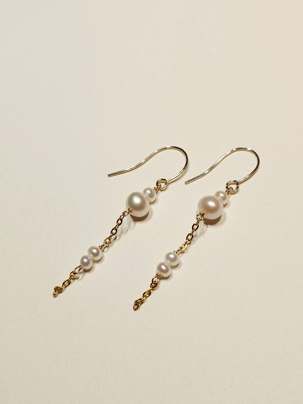 Boucles d'oreilles or laminé pendantes perles Onaya