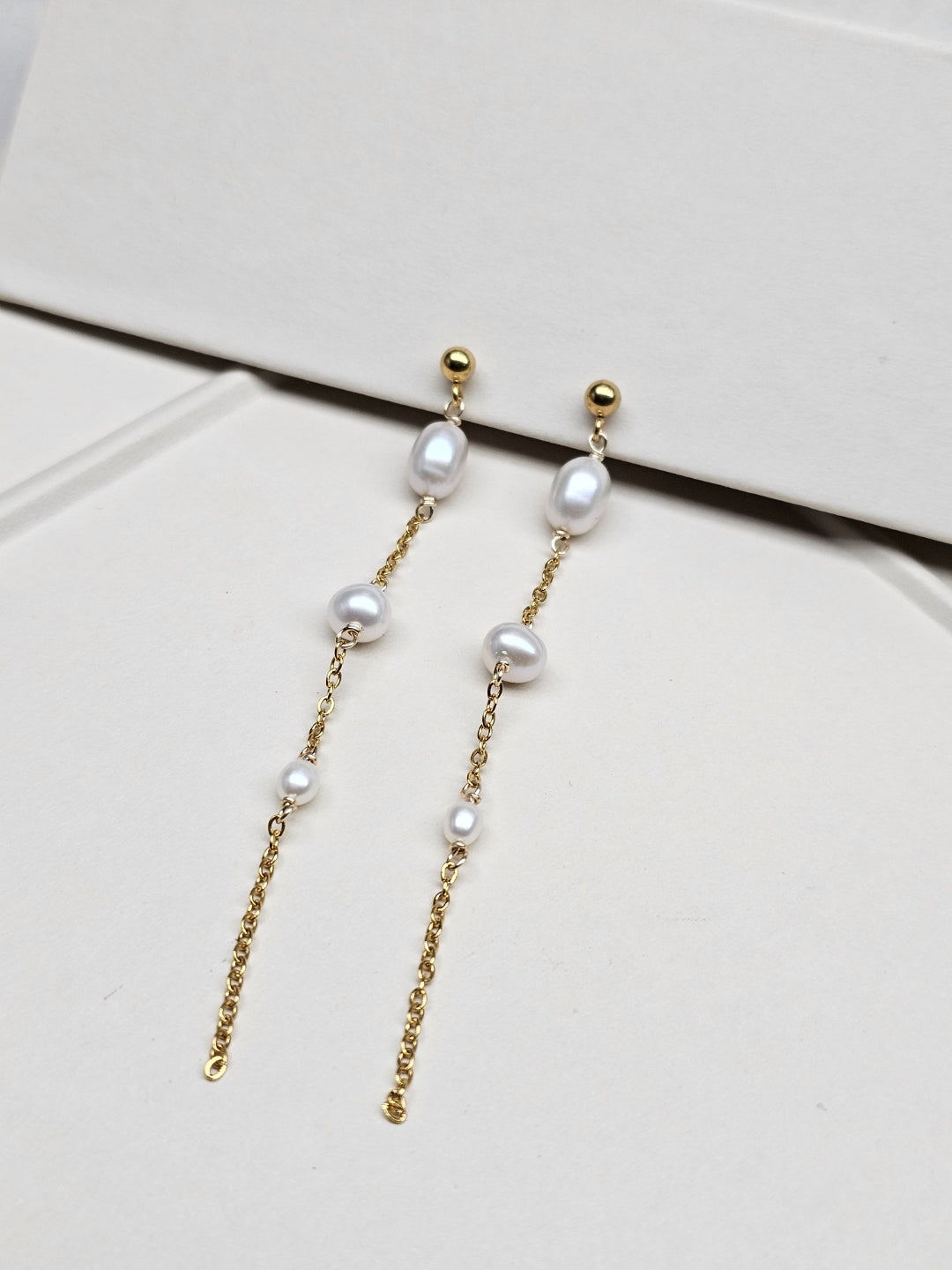 Boucles d’oreilles pendantes perles de culture naturelles Olga – Chaîne gold filled – Bijou femme élégant 6,7 cm