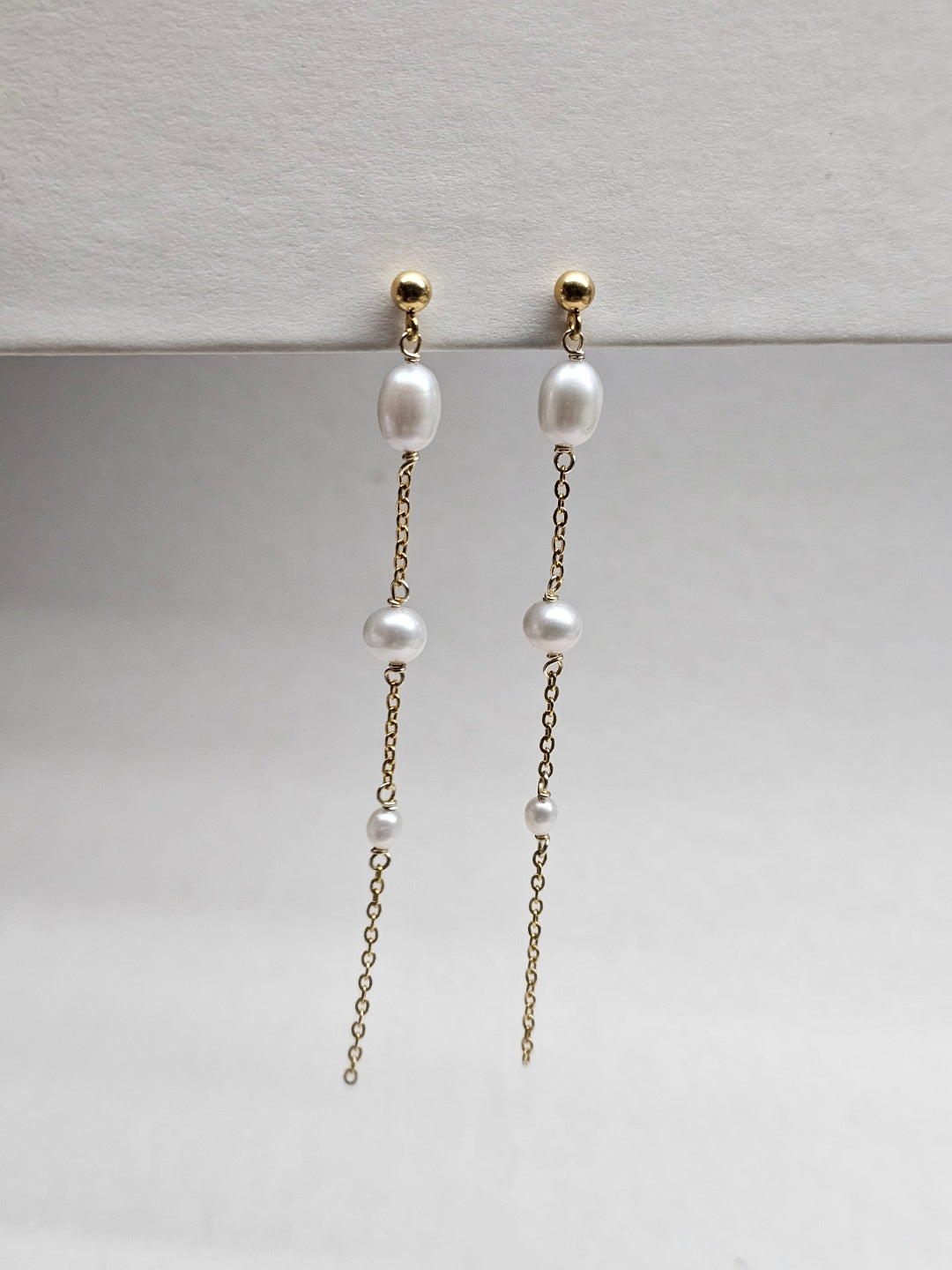 Boucles d’oreilles pendantes perles de culture naturelles Olga – Chaîne gold filled – Bijou femme élégant 6,7 cm