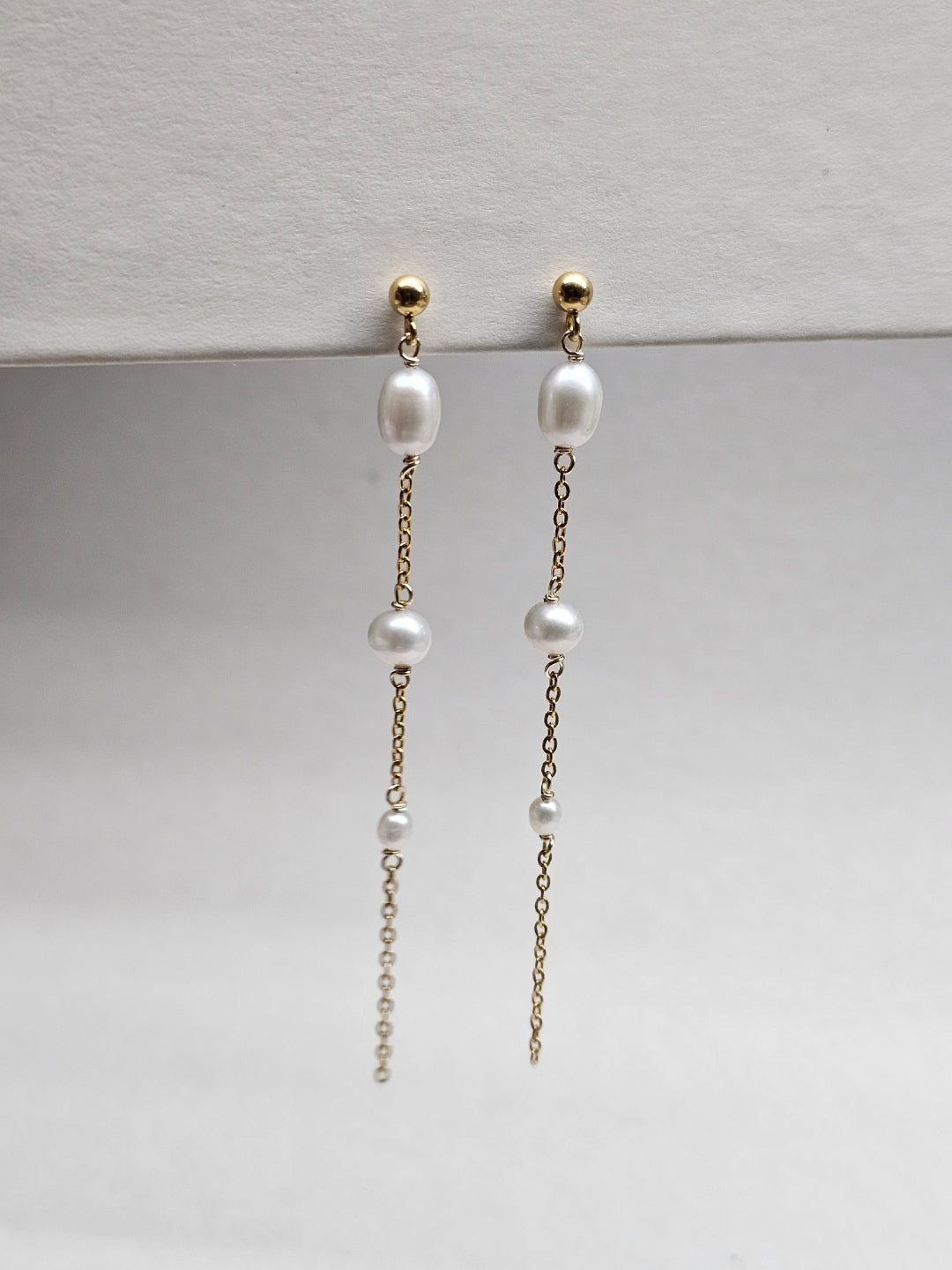 Boucles d’oreilles pendantes perles de culture naturelles Olga – Chaîne gold filled – Bijou femme élégant 6,7 cm