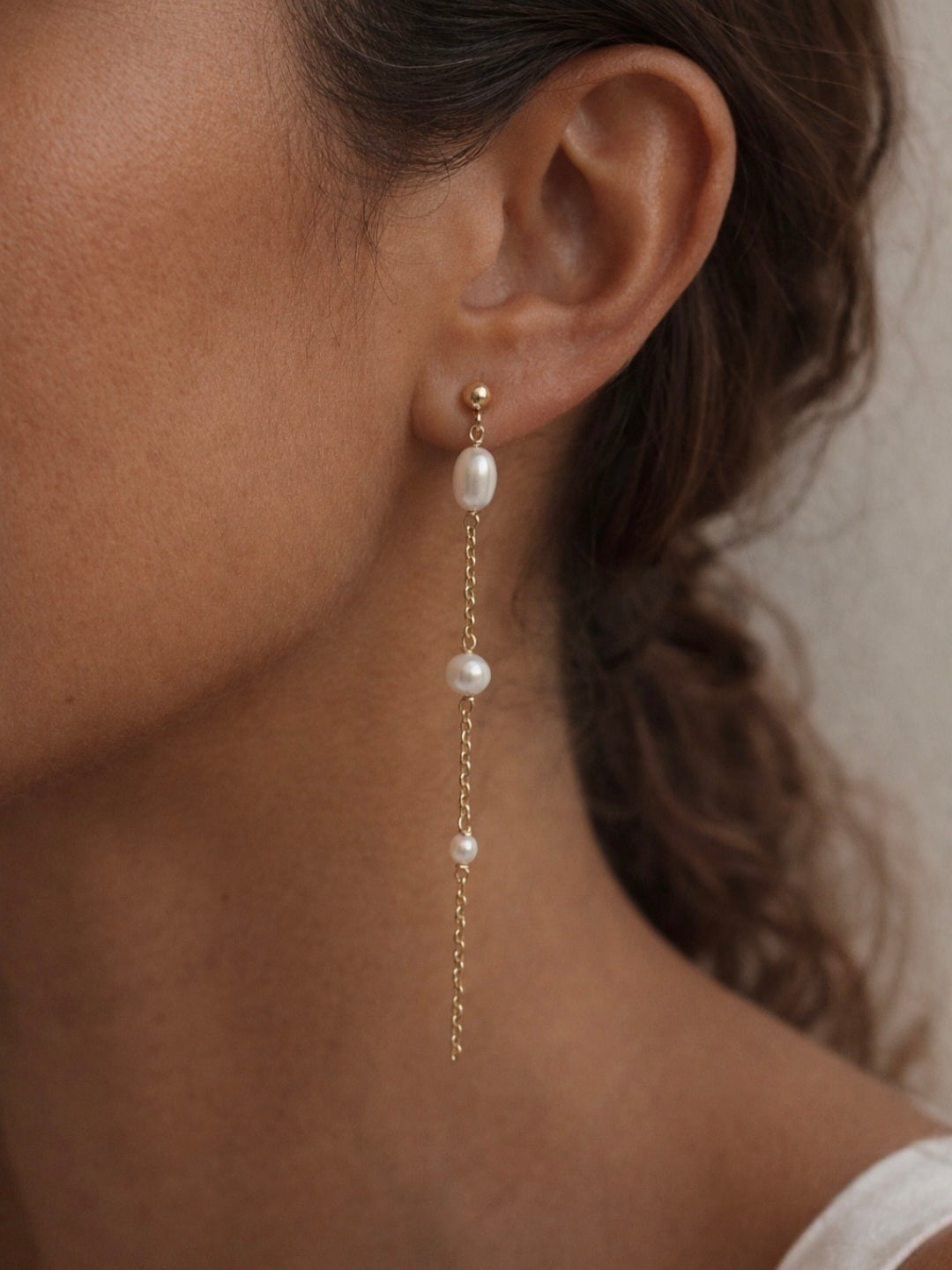 Boucles d’oreilles pendantes perles de culture naturelles Olga – Chaîne gold filled – Bijou femme élégant 6,7 cm