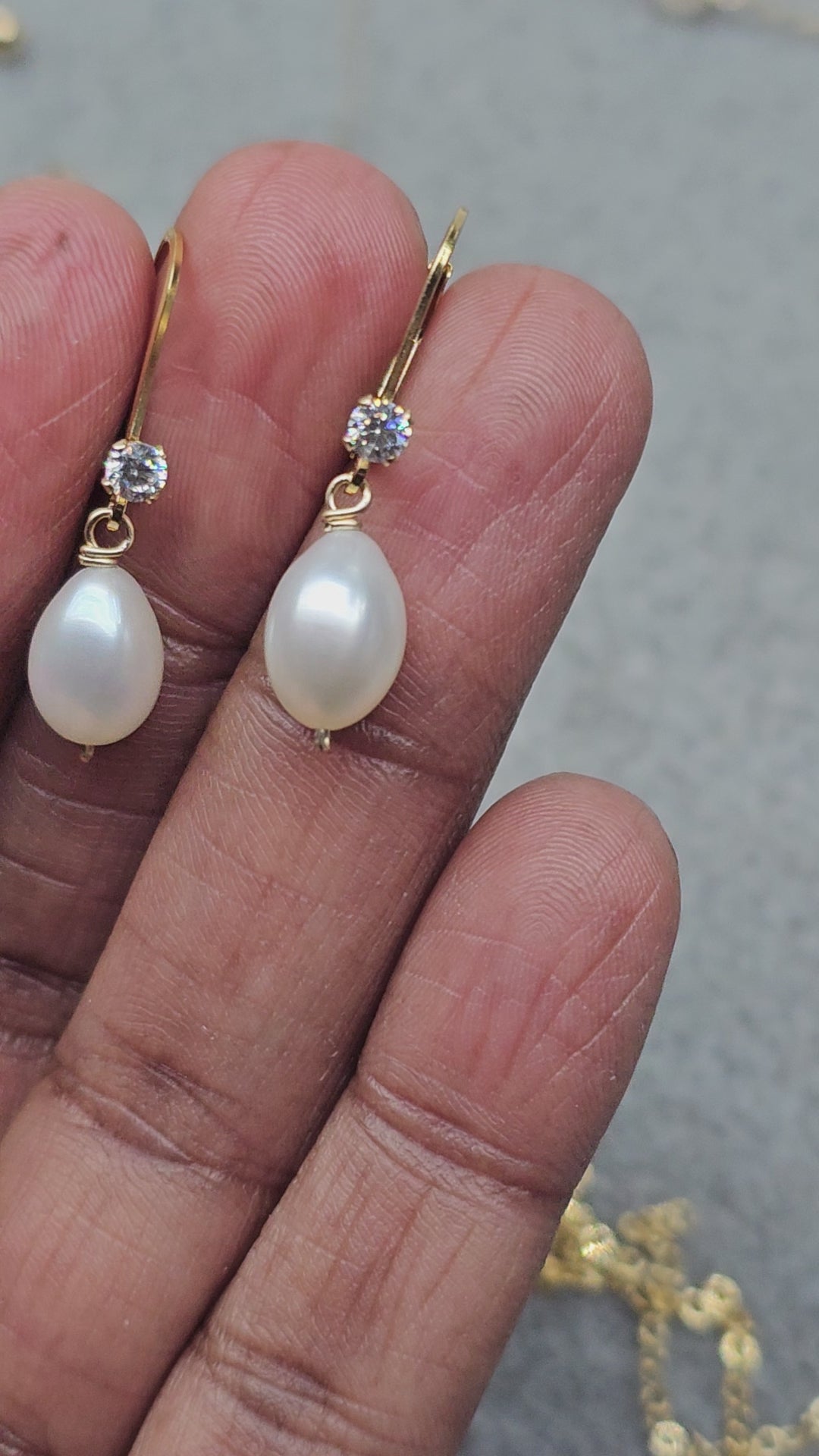 Boucles d’oreilles dormeuses Lia – perles de culture & zirconium en or laminé